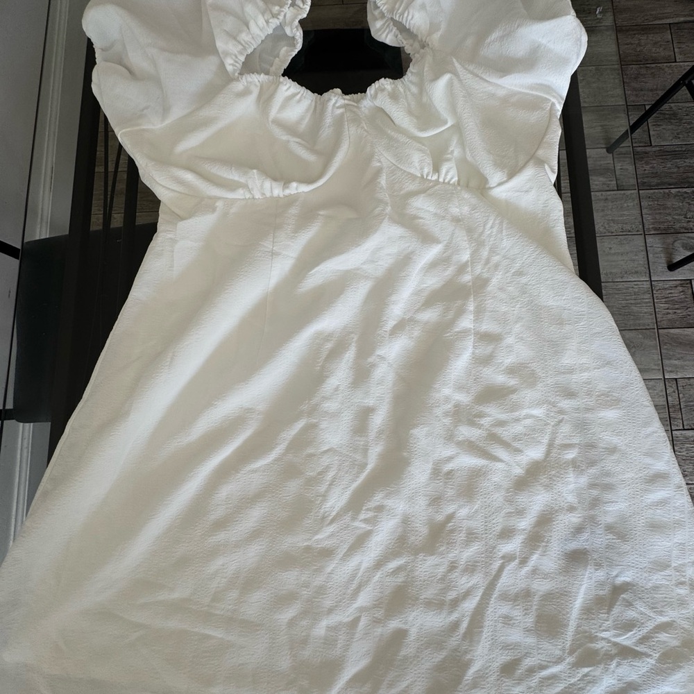 Elegant White Dress with Ruffled Sleeves